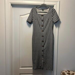 Comfortable professional dress. Lists as a L but fits as a M